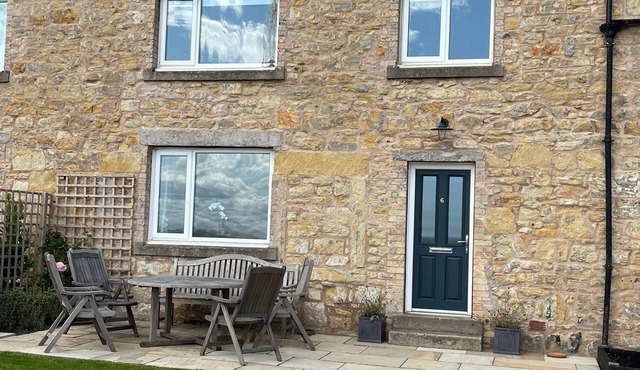 Sea for Miles Cottage surrrounded by fields and only a few mins to the beach