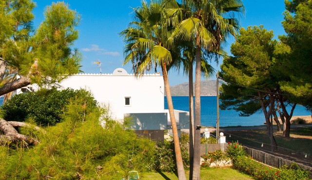 Sea View House for 8, huge garden and terraces, just a few metres from the sea
