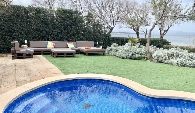 SEAFRONT VILLA. SUNNY AND COZY