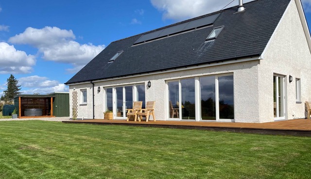 SEALLADH MOR, pet friendly, with hot tub in Rogart