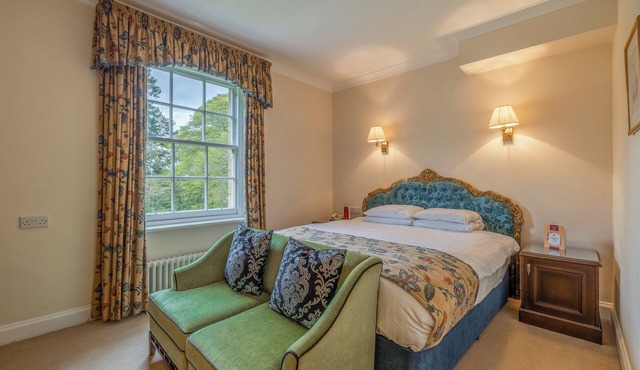 Seaside Elegance Near Inverness—Golf, Castles & Comfort Await