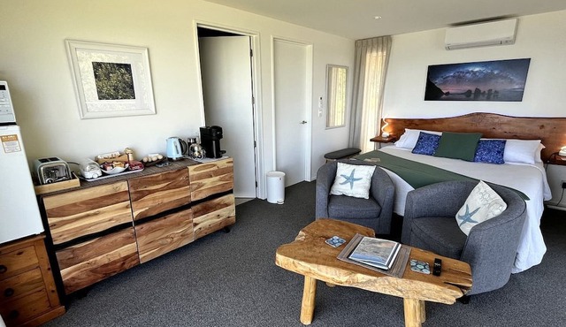 Seaside Sanctuary with Panoramic Ocean Views & Stunning Sunsets in Barrytown, New Zealand