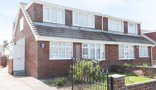 Seaspray: Coastal Retreat with Views