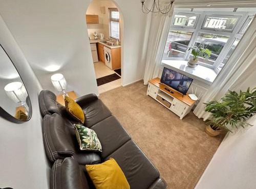 Semi-detached 1-Bedroom Chalet at Maryville Caravan Site - Uddingston, Glasgow