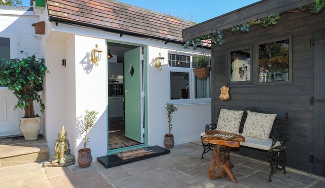 SHELL COTTAGE, romantic, country holiday cottage in Bournemouth