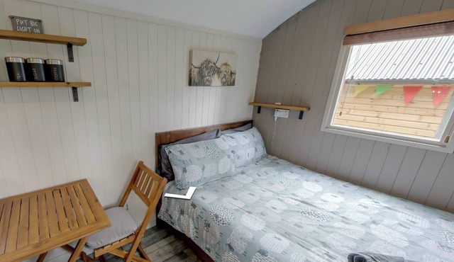 Shepherd's Hut - Sleeps 2 - Hot Tub