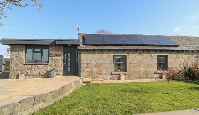 SHOTTS COTTAGE, pet friendly, with a garden in Stirling