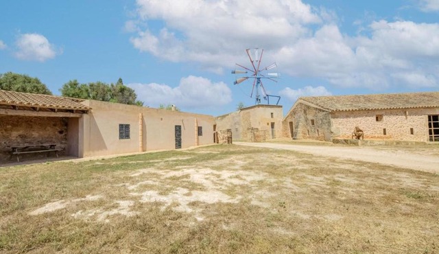 Simple house in super location with private access to the most beautiful beach