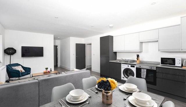 Skyvillion -Vineyard Court- Enfield 2-Bed w/Garden