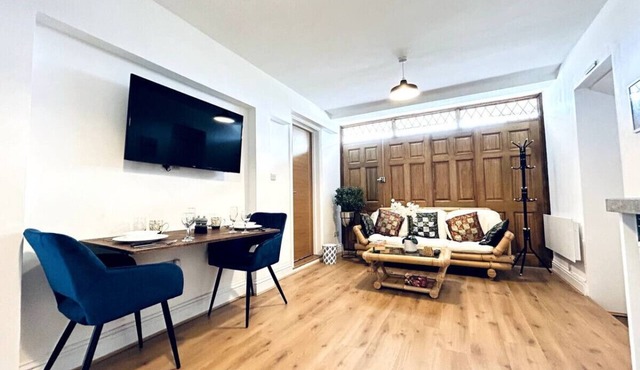 Sleeps 4 - 2BR Flat - Van Parking - Flexible Beds