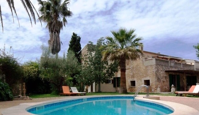 Small studio with garden view in the manor house with pool and garden