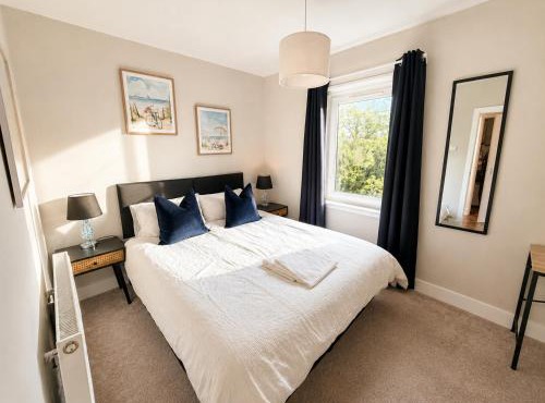 South Gyle House - SuperFast WiFi and Free Parking - 7 minutes from Edinburgh Airport