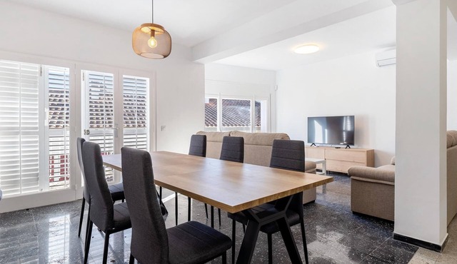 Space with 5 bedrooms, 3 terraces and 150m beach