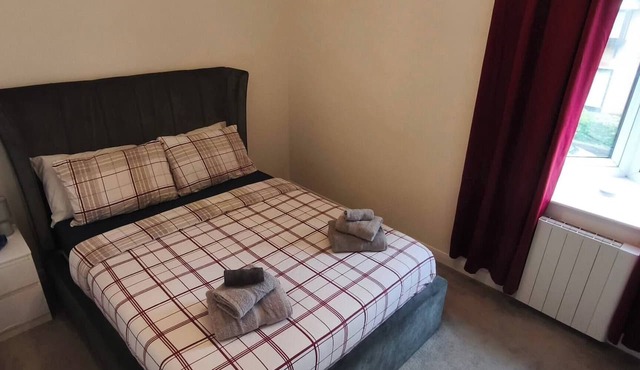 Spacious 1-Bed Flat w Parking Near Town & Station