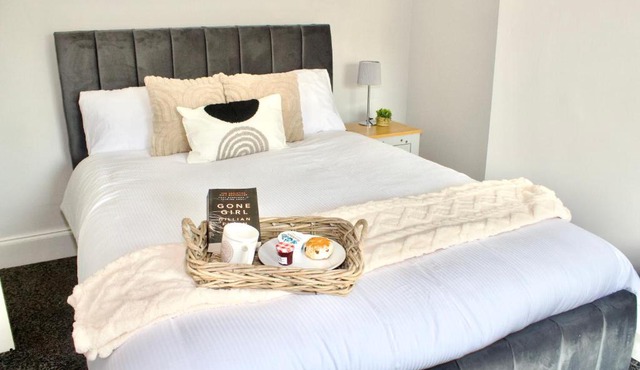Spacious 2 Bed Flat - 5 mins to St Helens Centre - Free Parking