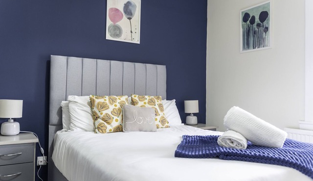 Spacious 2BR Apt | Sleeps 4 | Easy Access