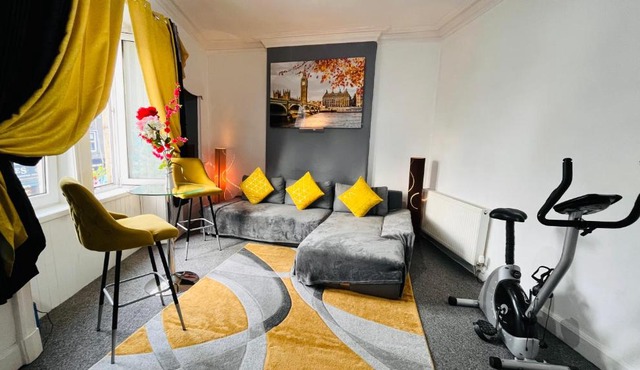Spacious 3 Bedroom Entire Apartment Self Check in & Free Parking