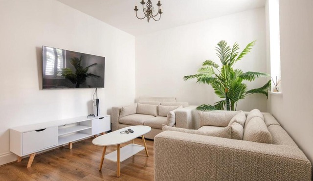 Spacious 3 Bedroom Home with PS5 and Pool Table Near O2 Arena Canary Wharf and Elizabeth Line to Central London