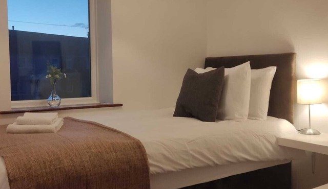 Spacious 3 bedroom house by Swindon Accommodation