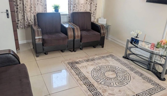 Spacious- 3 Bedroom House for 6 adults