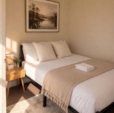 Spacious 3 Bedroom House Free onsite Parking Contractor Friendly