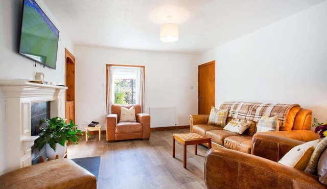 Spacious 3BR Cottage | Parking & Garden | Sleeps 6