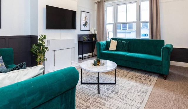 Spacious 3BR High Street Home | Group Stay