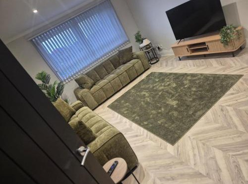 Spacious 3BR Near Glasgow Cathedral with Parking