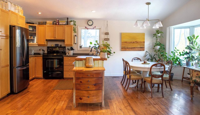 Spacious 4 Bdrm Riverfront Home in the Heart of Elora: 8 min walk to the Mill!