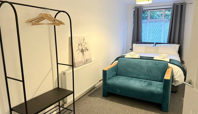 Spacious 4-Bed Home | Sleeps 7 | Free Parking | Ideal for Families & Contractors
