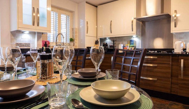 Spacious 4 Bedroom House in Docklands with Parking Near ExCeL & Canary Wharf