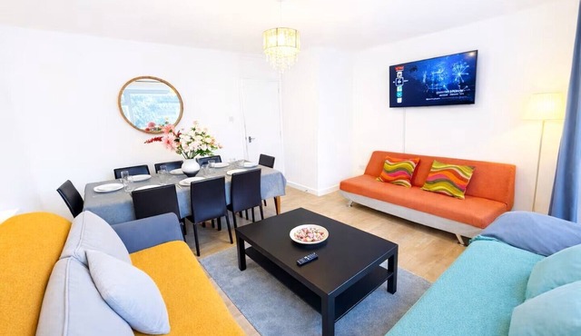 Spacious 4-Bedroom London Home Near ExCeL, London City and O2 |Free Parking
