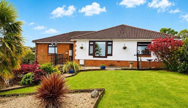 Spacious 4BR Family Bungalow Near Pembrey Beach & Carmarthen – Sleeps 8