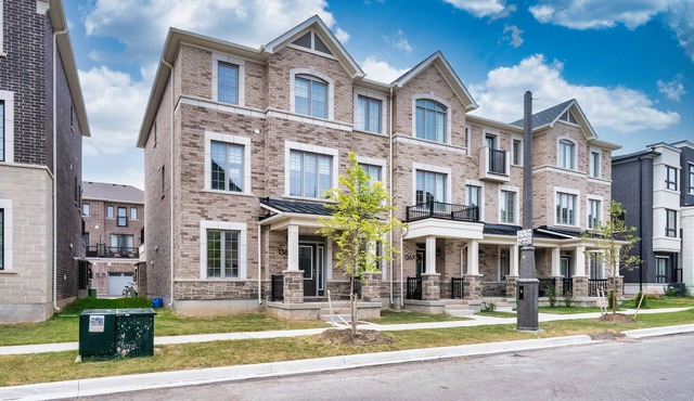 Spacious 4BR Oakville Townhome with Free Parking
