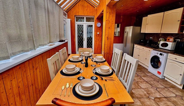 Spacious 5 bedroom 2 bath house Sleeps 10 - close to city center