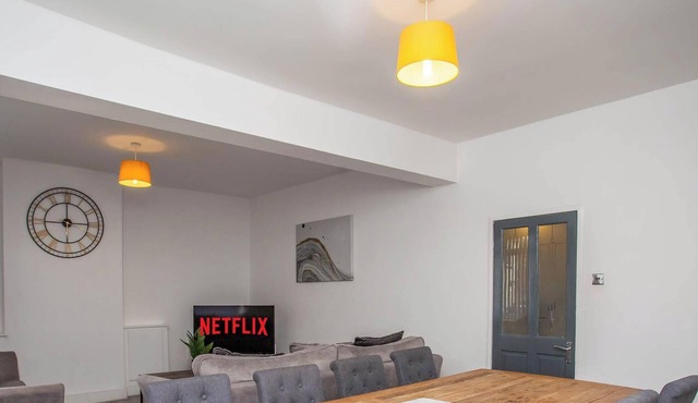 Spacious 5BR Contractors Home - Sleep 11 - Parking