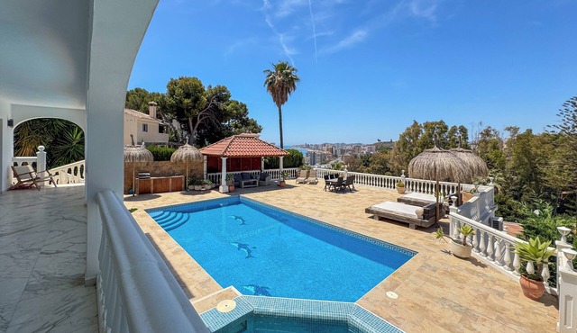 Spacious 8-bedroom villa in perfect Fuengirola with private pool