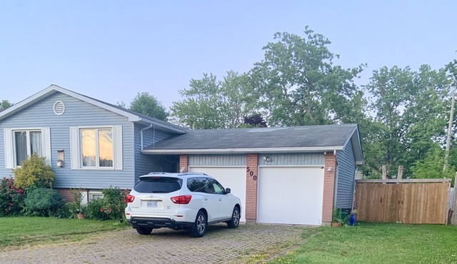 Spacious and Cozy Home w/4 Bedrooms/2 Bathrooms, Sleeps 8+
