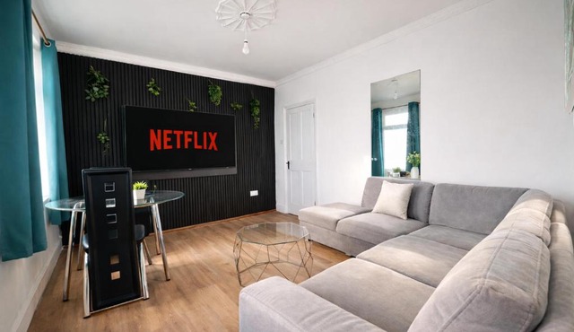 Spacious Apartment near ExCel for 6 with Parking