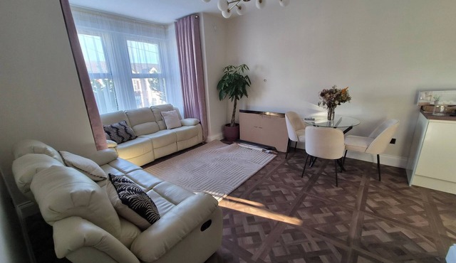 Spacious Apartment Sleeps 2 with Parking, newly refurbished
