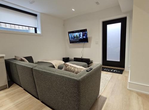 Spacious Bright 9ft Ceiling with Private Entrance