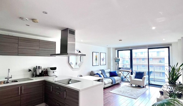 Spacious & Comfortable 2BR | Canary Wharf | Gym, Concierge & DLR/Elizabeth Line