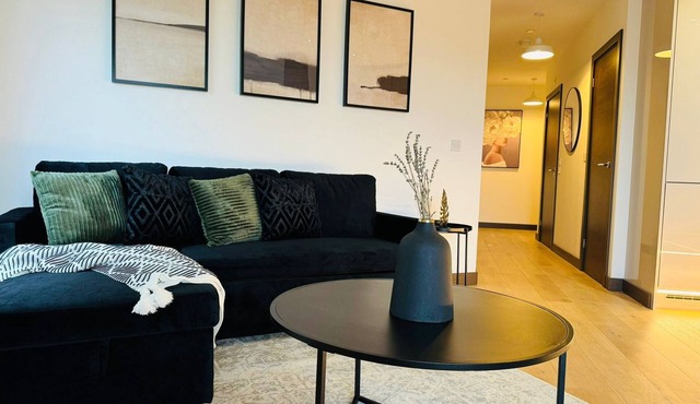 Spacious Flat w/Balcony, Free Parking | WiFi & Netflix