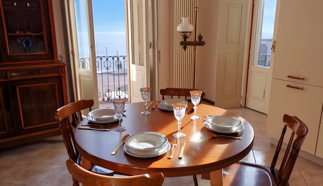 Spacious Historic Apartment with Lake Como View, Wi-Fi and Air Conditioning