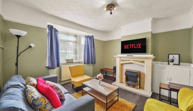 Spacious House with Parking & Garden - Sleeps 7