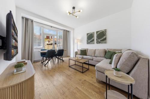 Spacious I Long stays I Sleeps 8 I Free parking