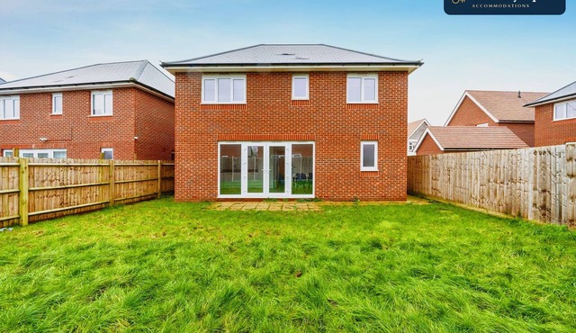Spacious Luton 4BR Vila | Sleeps 8 | Free Parking