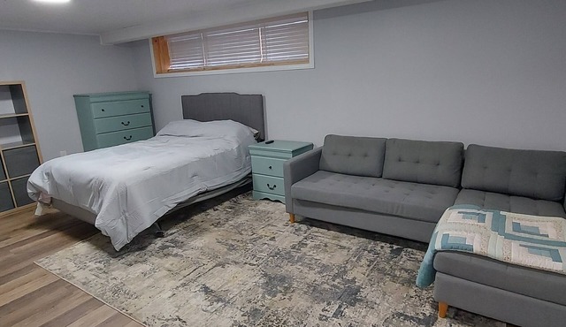 Spacious Private 5 beds, 2.5 bath House - 2 minutes to 401 (5 mins to Kingston)