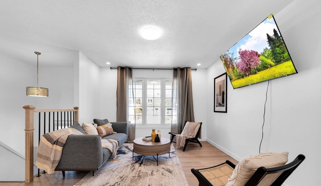 Spacious Private Room3 with 1 Queen Bed