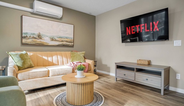 Spacious Riverfront DT Condo: 3 Beds, AC, Heated Parking, Stampede & Saddledome